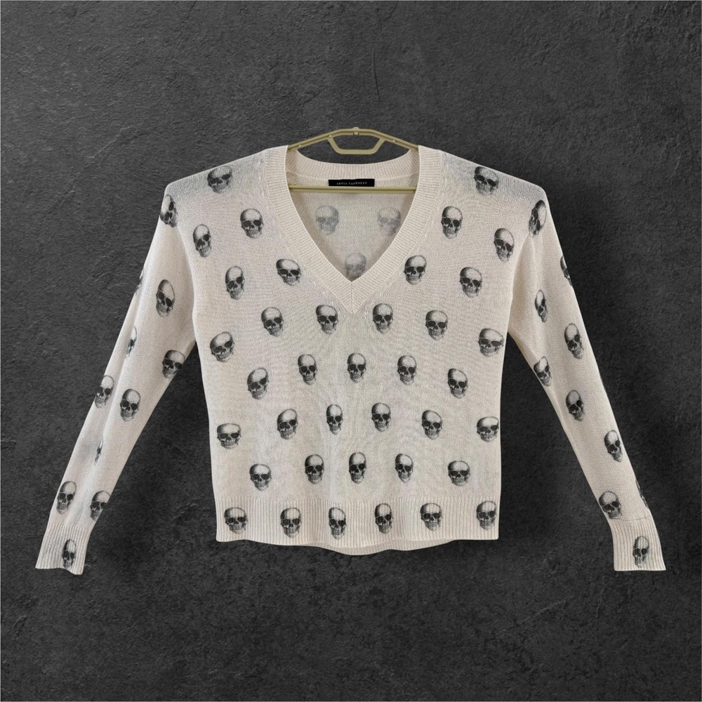 Skull Cashmere Sweater Womens XS White Skull Print 100% Cashmere V Neck
